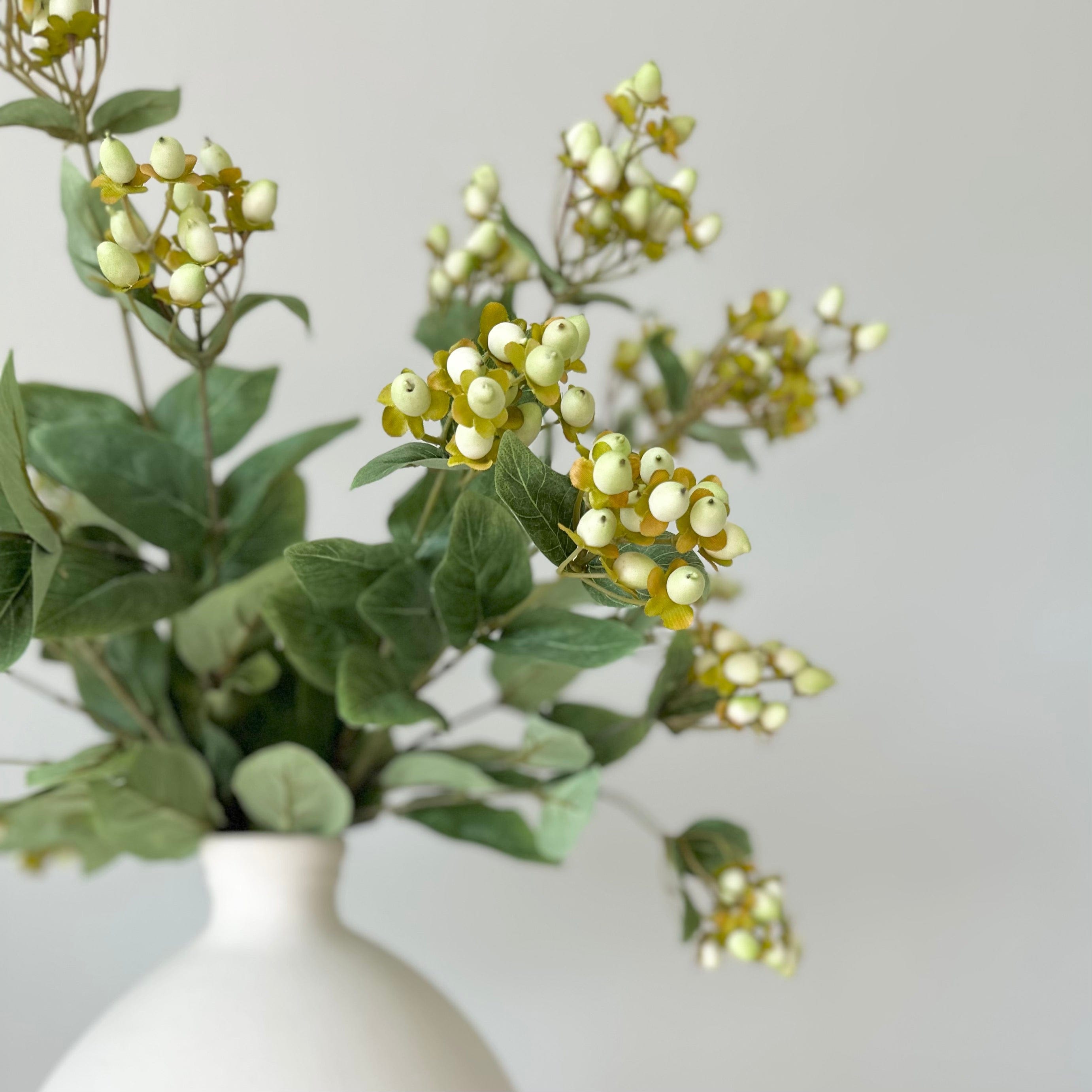 Artificial flowers luxury faux silk white green hypericum berries burford vase lifelike realistic faux flowers ABP1747 ABX5063WH