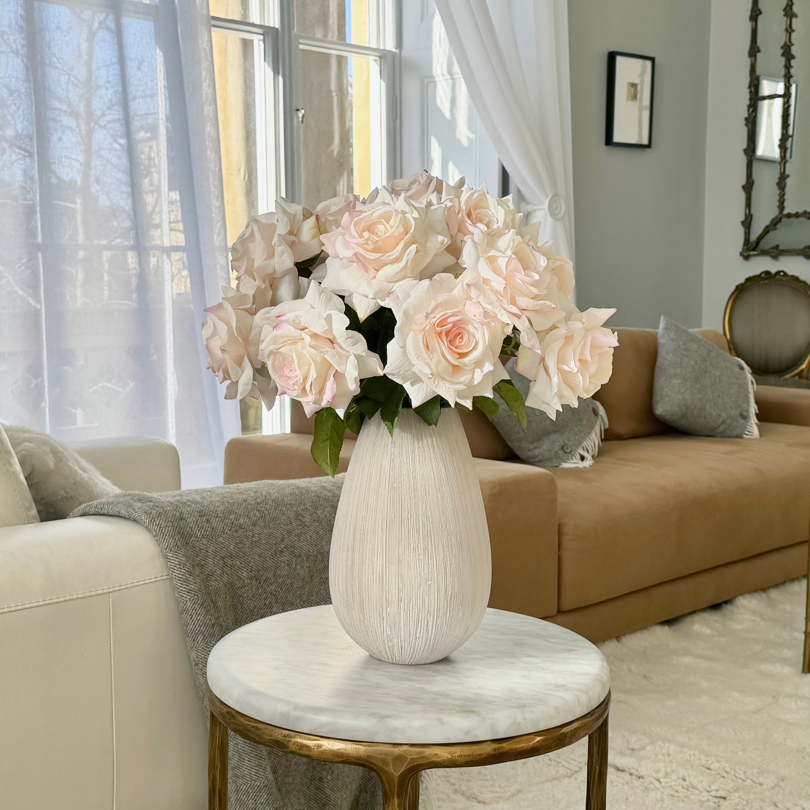 Luxury Lifelike Realistic Artificial Flowers Fabric Silk Luxury Flower Stem Silk Flower Arrangement Pale Pink Tea Rose with Foliage in Bibury Vase Buy Online from The Faux Flower Company UK Trade Wholesale Bulk Buy Discounts ABY5155LPK