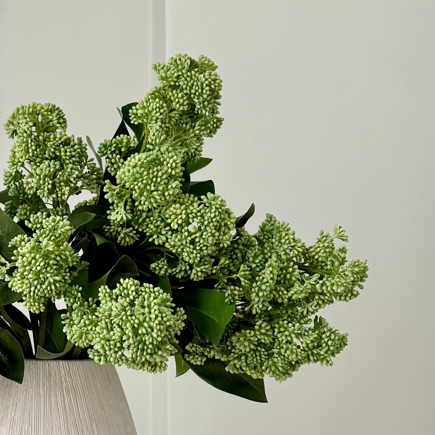 Wholesale Artificial Flowers High Quality Faux Silk Flowers for Wholesale and Trade Artificial Green Skimmia in bulk