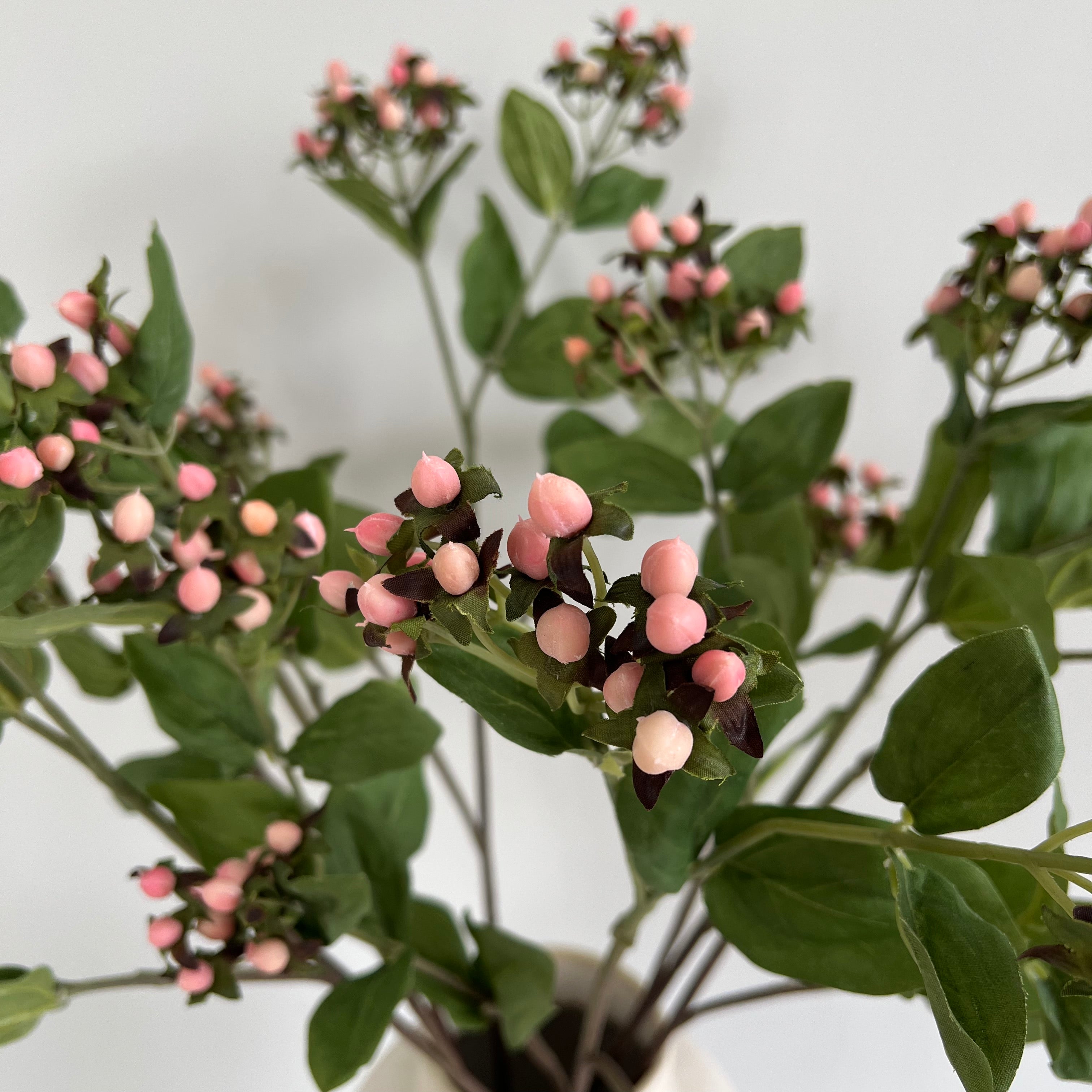 Wholesale Artificial Flowers High Quality Faux Silk Flowers for Wholesale and Trade Artificial Pink Hypericum Berry in bulk