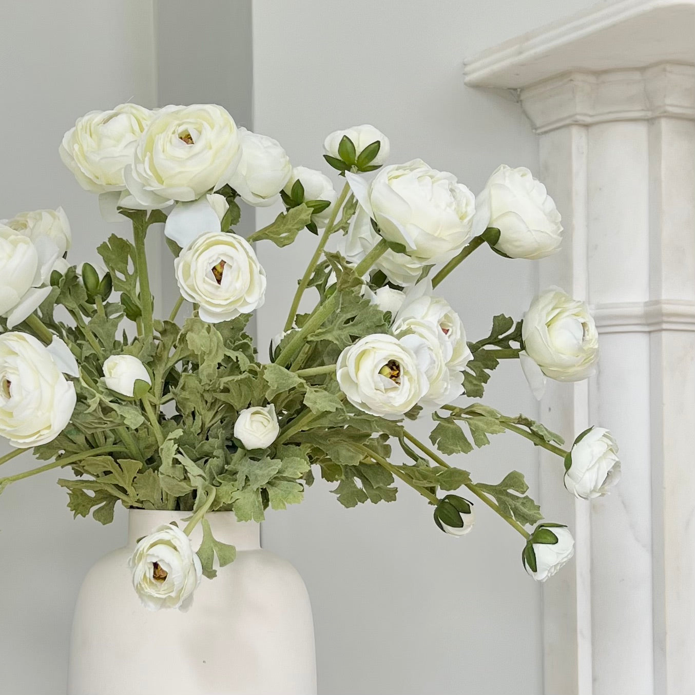 Wholesale Artificial Flowers High Quality Faux Silk Flowers for Wholesale and Trade Artificial White Ranunculus Spray in bulk