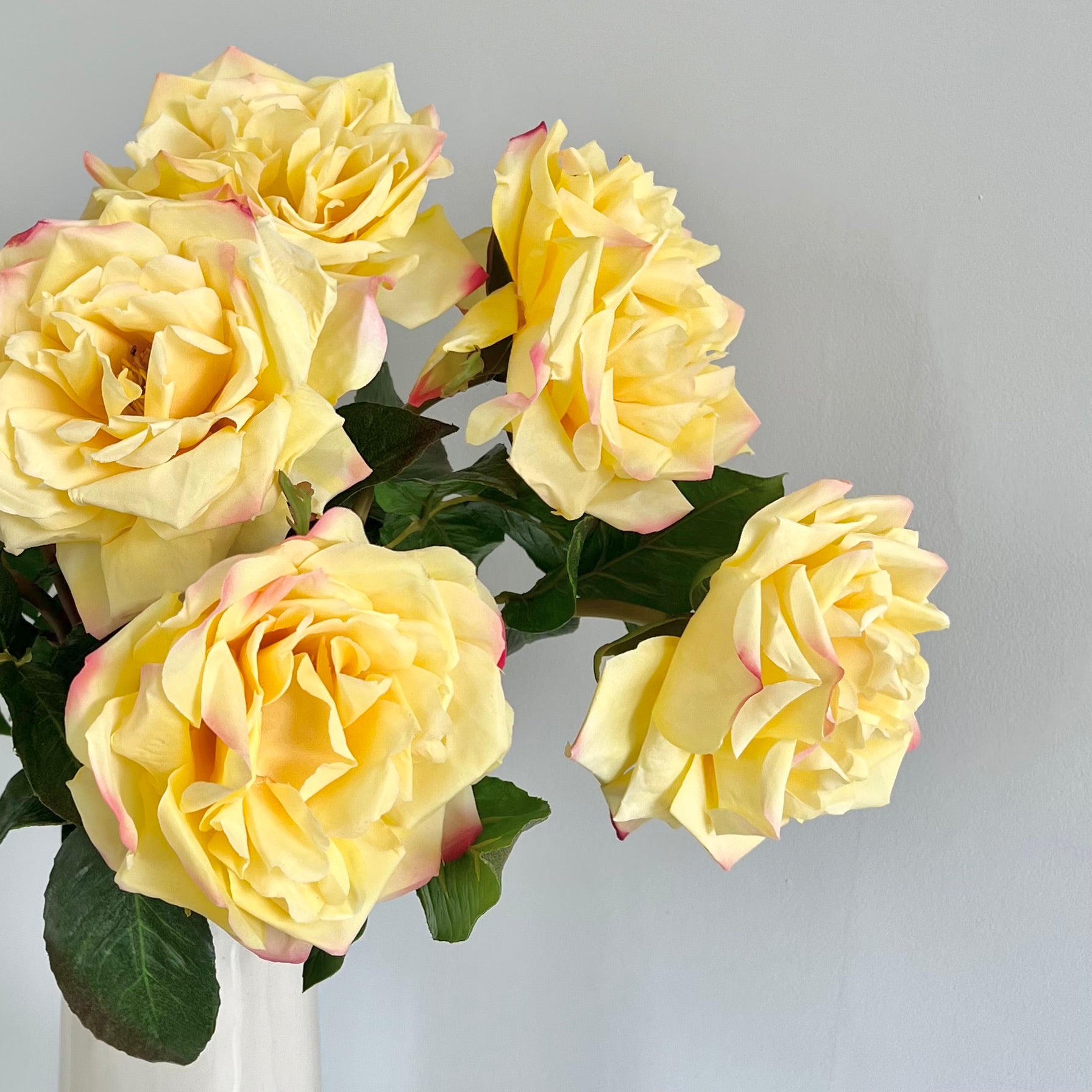 Wholesale Artificial Flowers High Quality Faux Silk Flowers for Wholesale and Trade Artificial Yellow Garden Rose in bulk